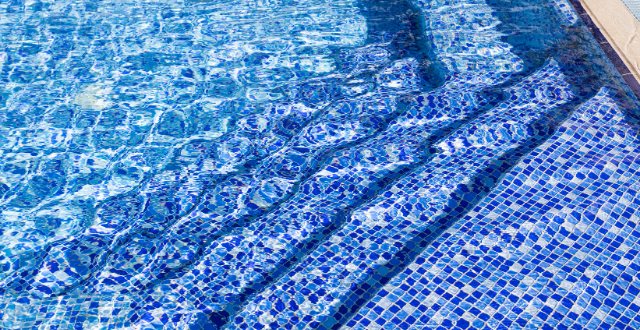 piscina rivestita in mosaico