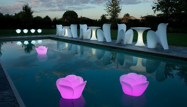 illuminazione piscina con lampade galleggianti