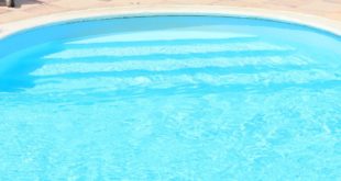 come pulire il liner della piscina
