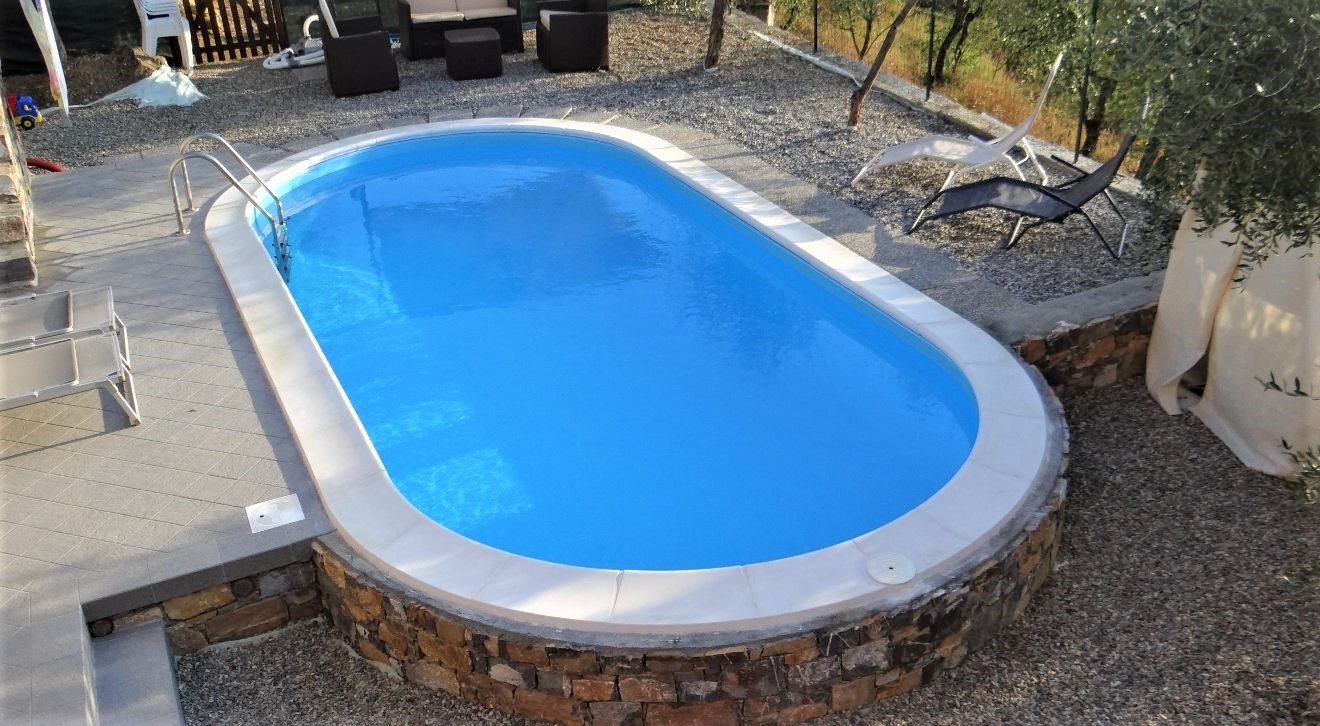 Quando scegliere una piscina seminterrata? - Blog Piscine