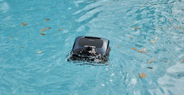 robot a batteria con pulizia della superficie