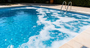 Schiuma nella Piscina - Cause e Rimedi Rapidi