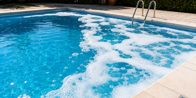 Schiuma nella Piscina - Cause e Rimedi Rapidi
