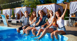 Piscina e acqua con molti bagnanti